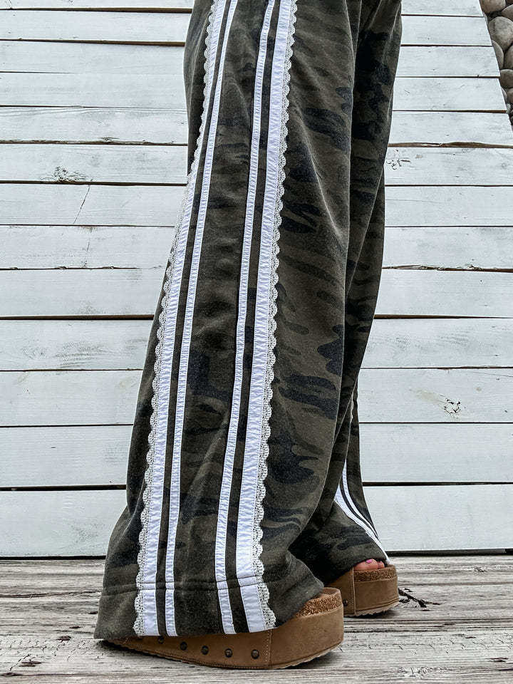 Camo Crush Lace Sweatpants